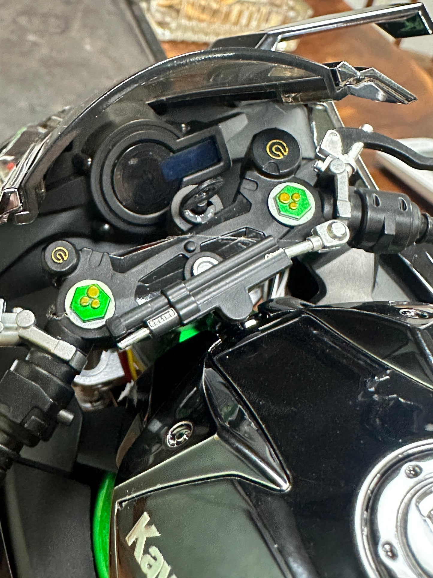 1:6 Kawasaki H2R motorcycle model with engine startup, throttle control, and exhaust spray simulation, die-cast bike, ideal gift for men.